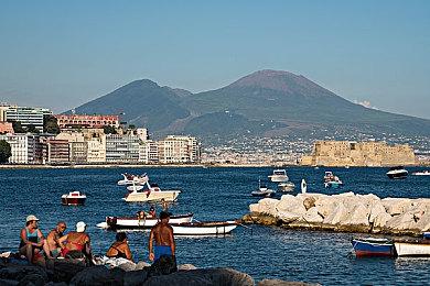 冰墩墩与小光头强共赴冰雪之约《我们的冬奥》发布最新海报预告